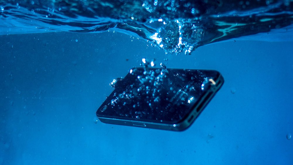 Ärger am Badesee: Was tun, wenn das Smartphone ins Wasser fällt?