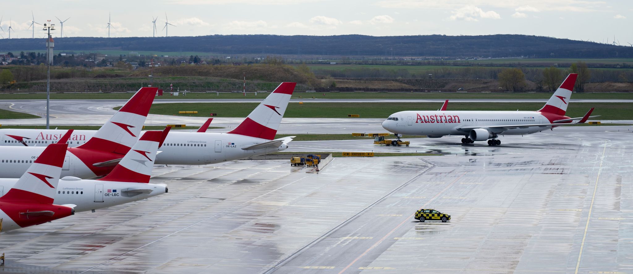 Flugzeug der Austrian Airlines durch Hagel stark beschädigt