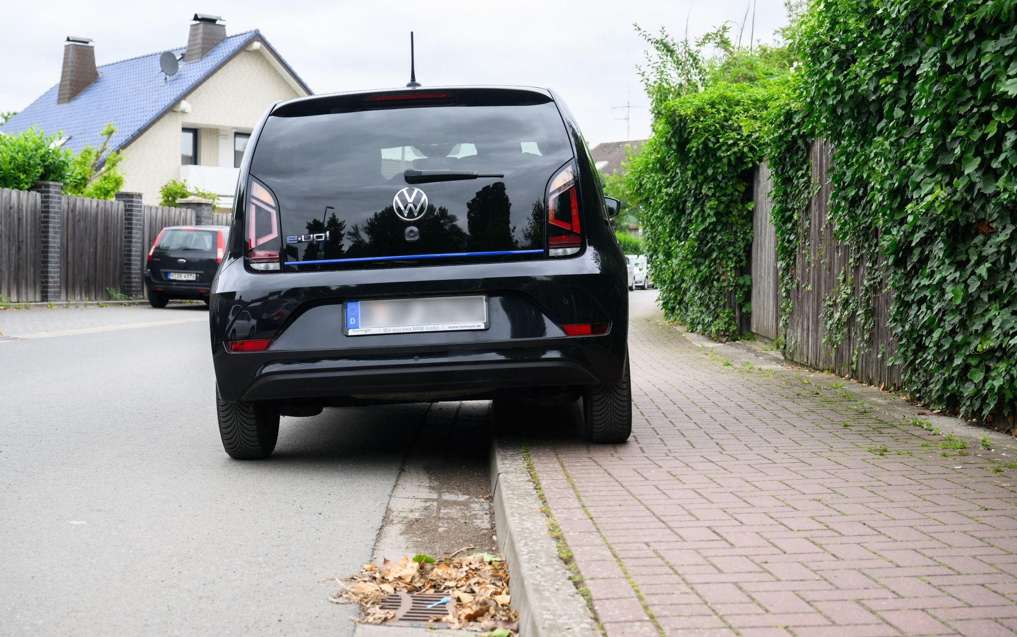 Autos auf Gehwegen: Bundesverwaltungsgericht entscheidet über Klage von Anwohnern