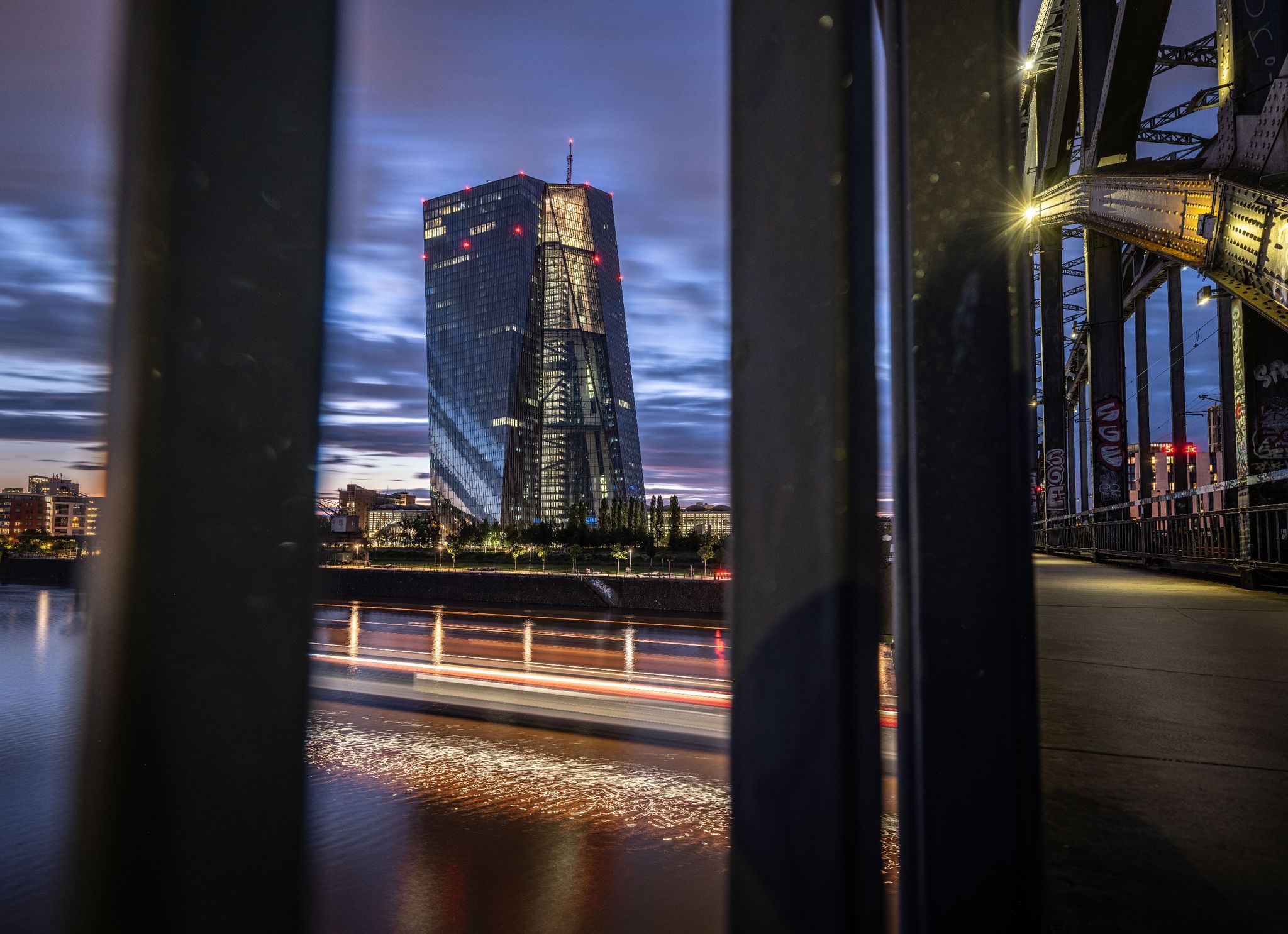 Erste Zinssenkung erwartet, Volkswirte rechnen mit 0,25 Prozentpunkten weniger Zinsen