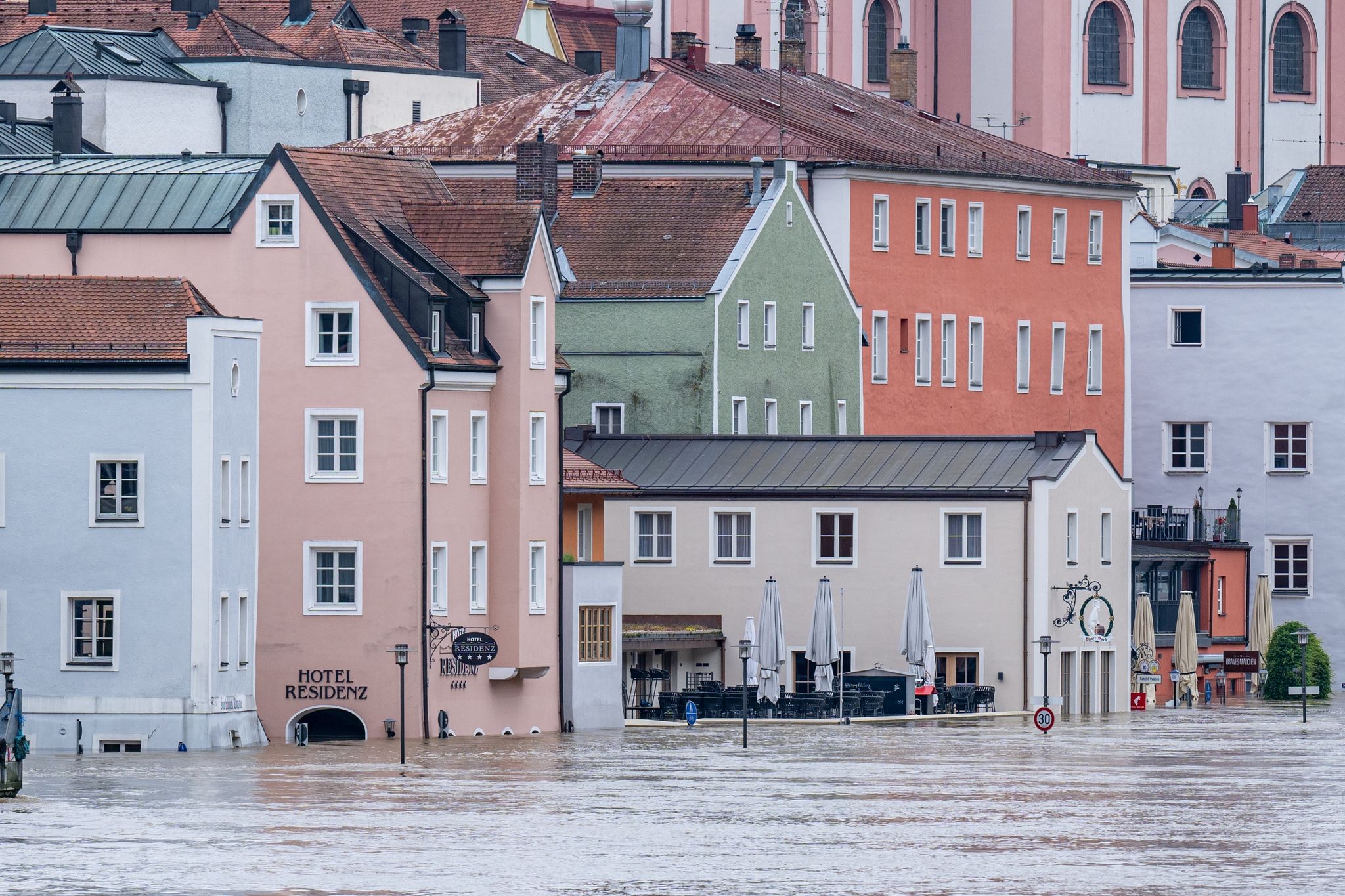 Wasserstände sinken teils, Lage bleibt gespannt