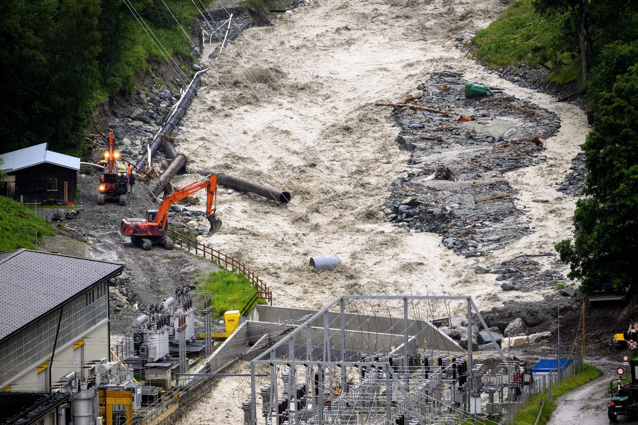 Schwere Unwetter in Schweiz: Menschen verschüttet, Touristenort abgeschnitten