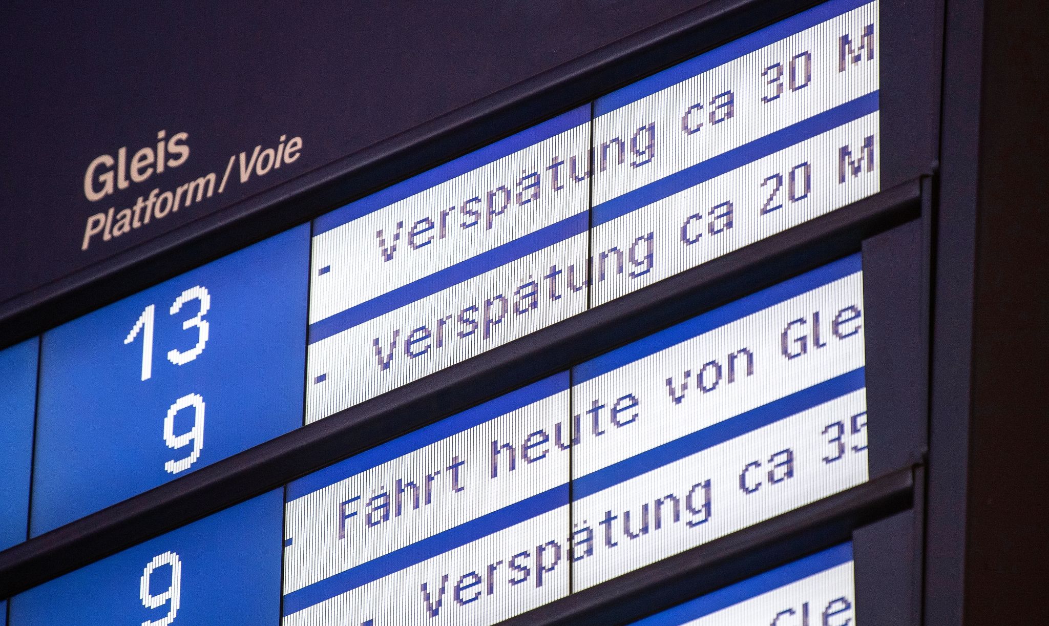 EM-Organisator Lahm unterwegs im Zug mit Seitenhieb an die Bahn