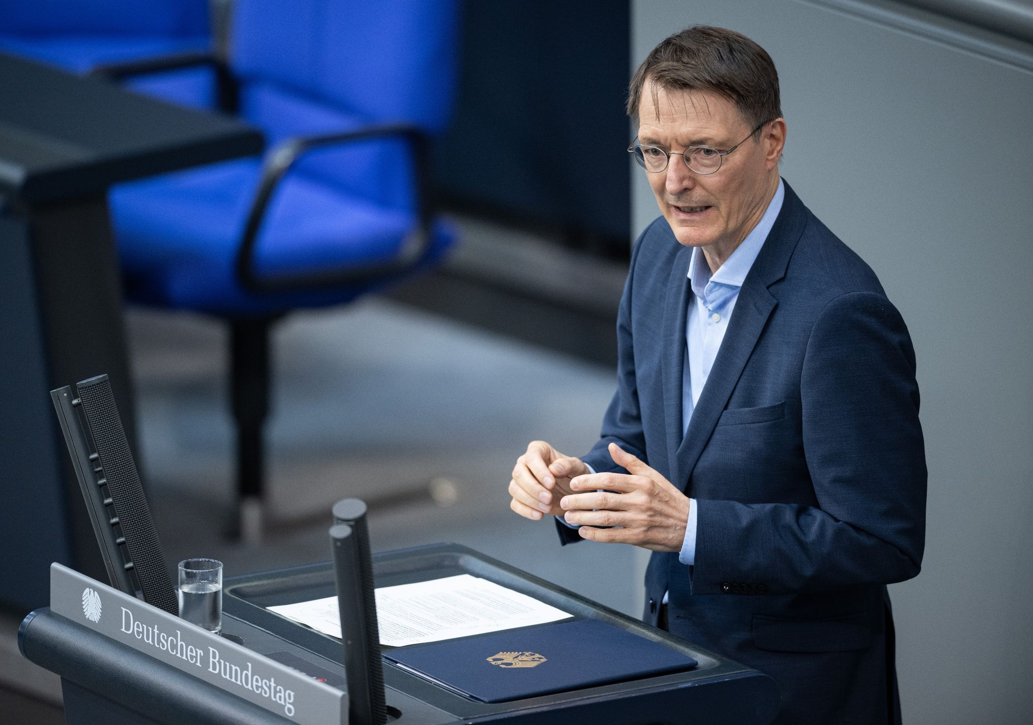 Lauterbach: Cannabis-Anbauvereinen machen Dealer arbeitslos