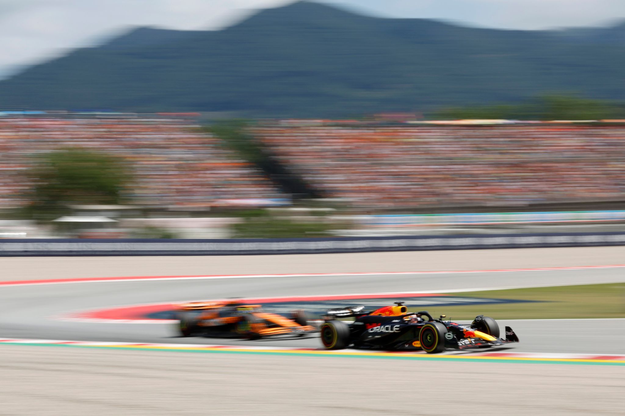Verstappen wehrt bei Barcelona-Hattrick Norris-Attacke ab