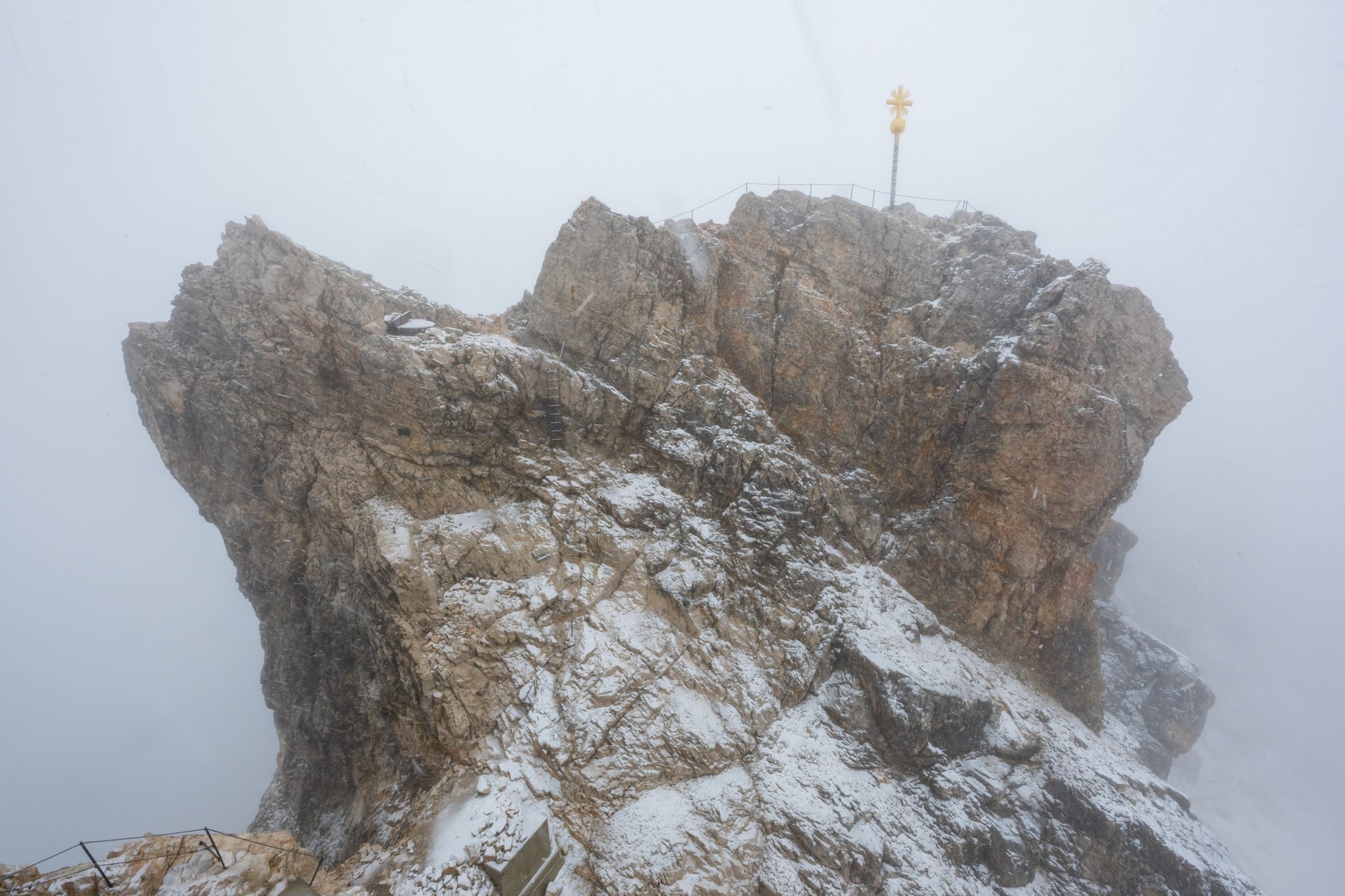 Notlage auf Zugspitze: Bergsteiger geraten im Schneetreiben in Schwierigkeiten