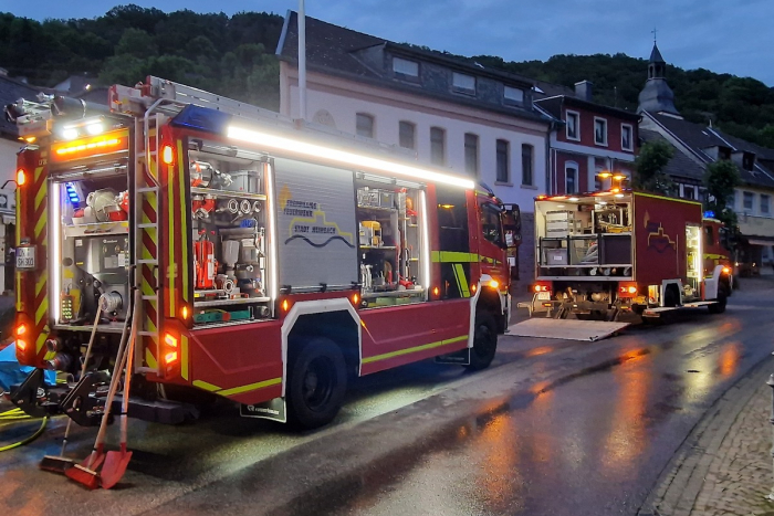 Heimbach: Feuerwehr errichtet Sandsackdamm