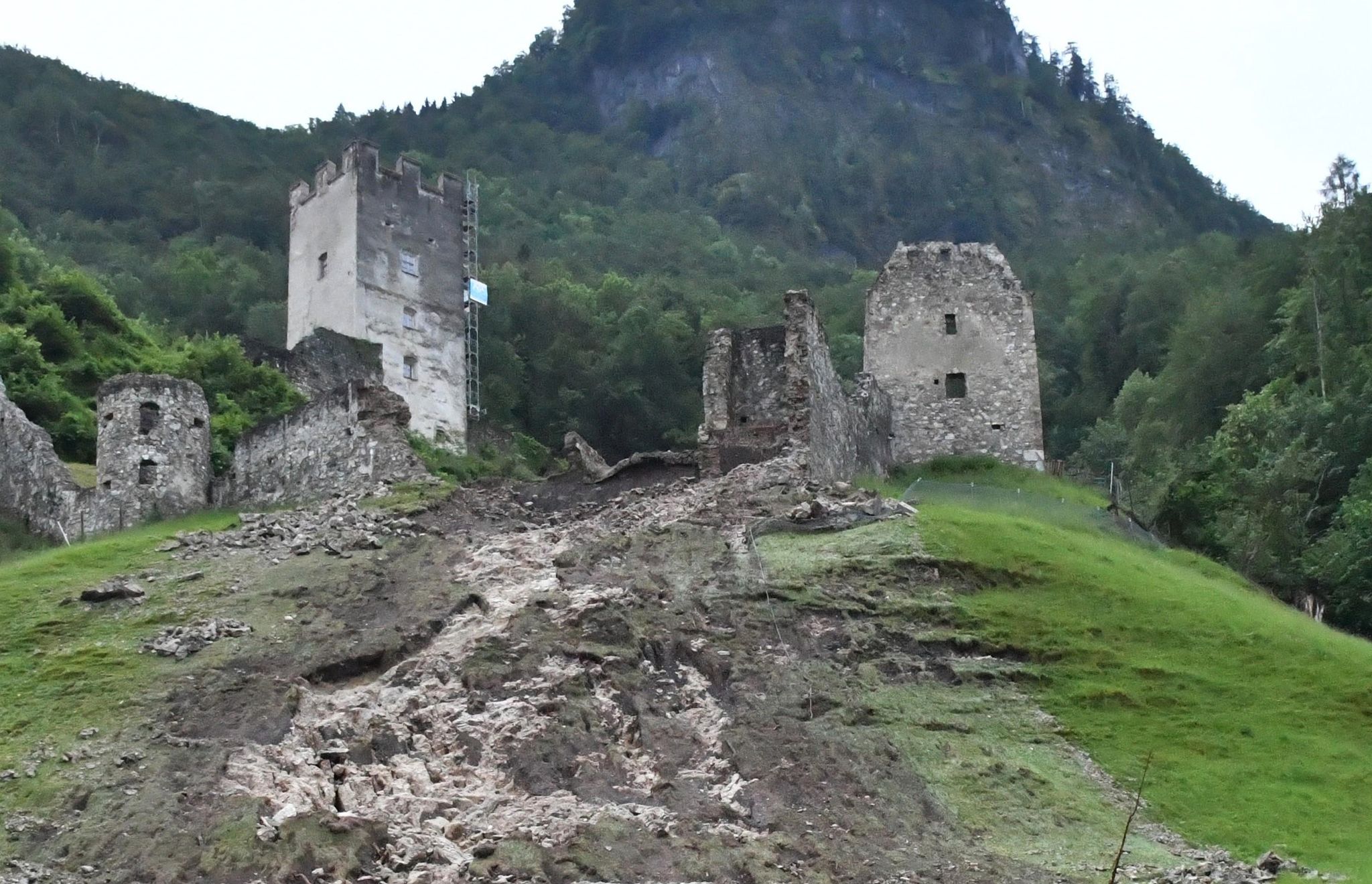 Hochwasser – Teile einer Burgruine rutschen ab