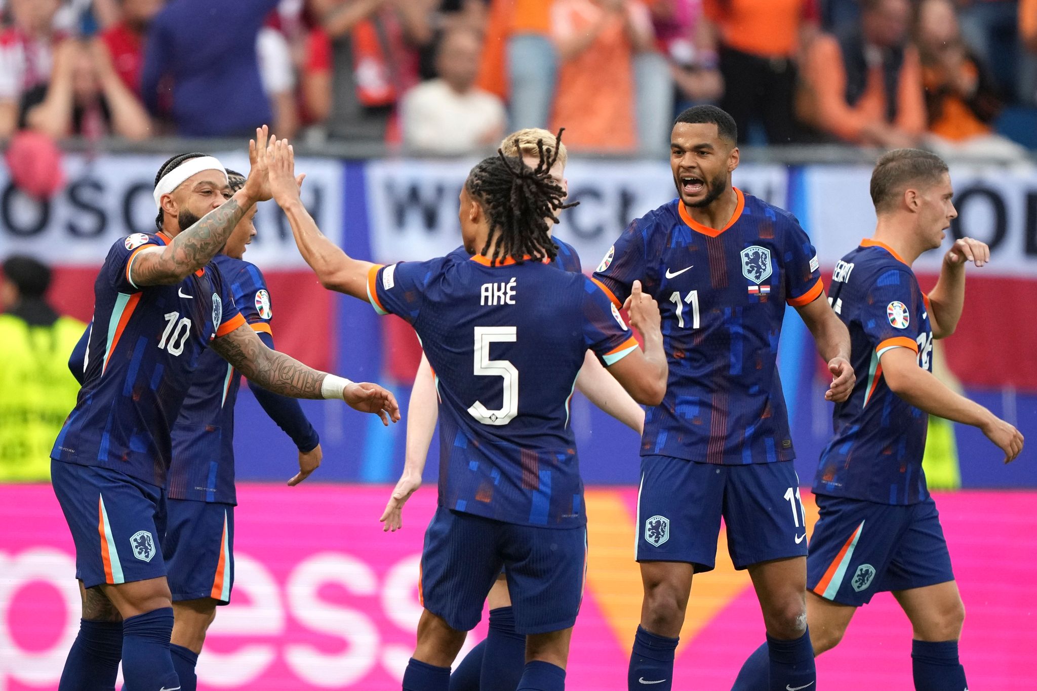 Niederlande besiegen Polen in EM-Auftaktspiel