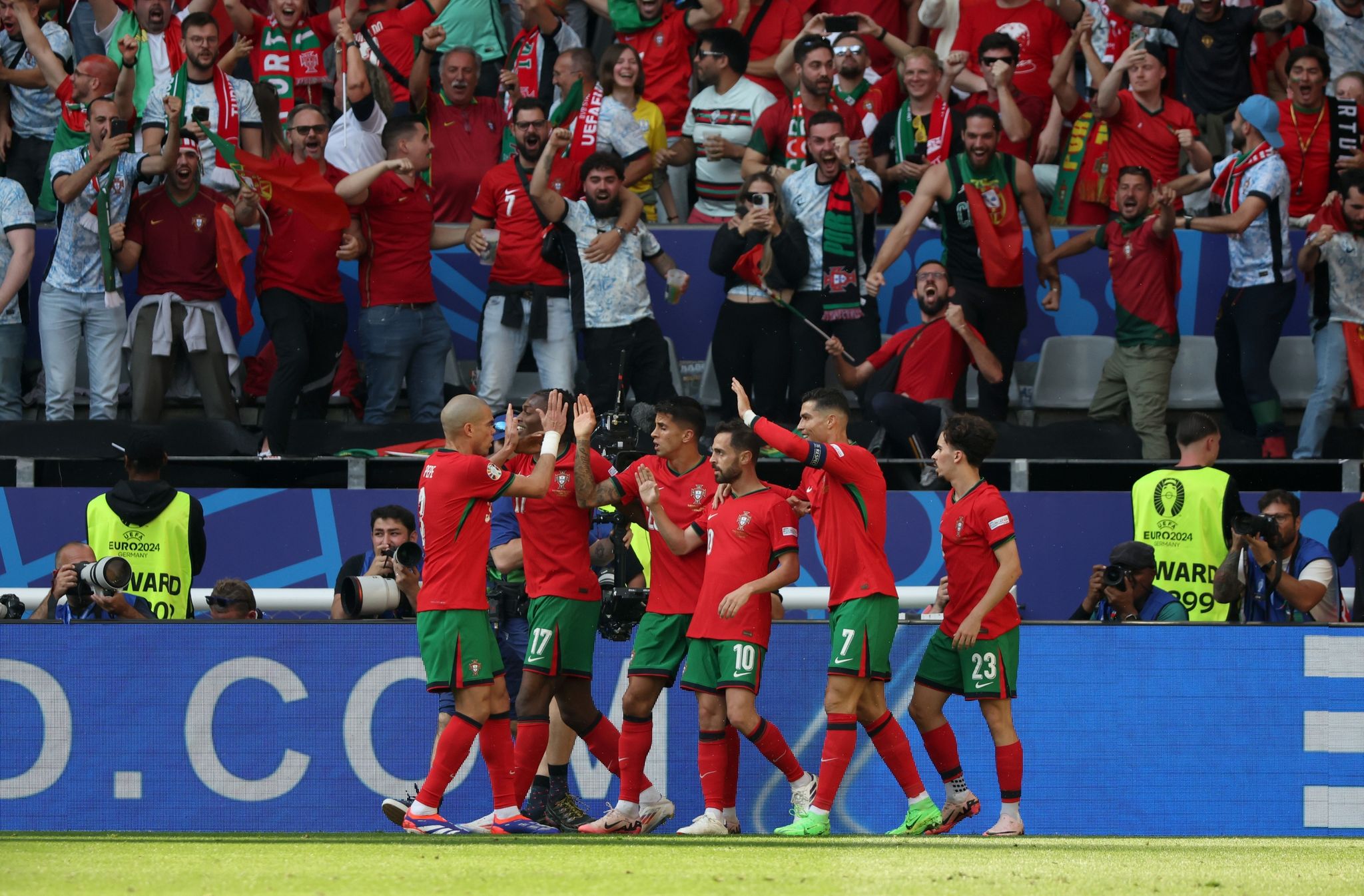 Kurioses türkisches Eigentor hilft: Portugal im Achtelfinale