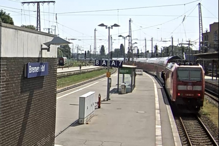 Lebensgefährliche Aktion – Unbekannter fährt auf Trittbrett eines Regionalzuges mit