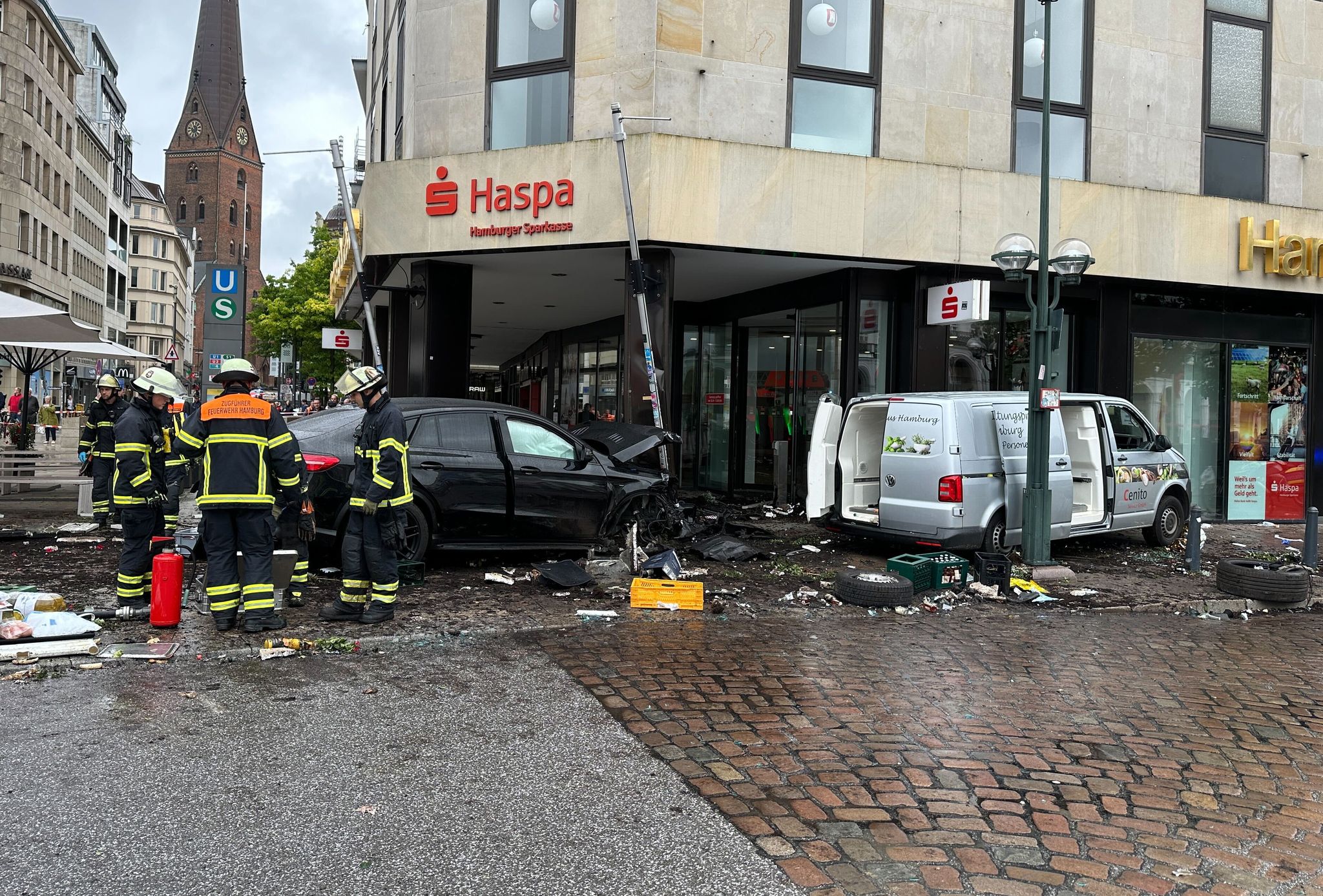 Auto fährt in Hamburg in Menschengruppe – vier Verletzte