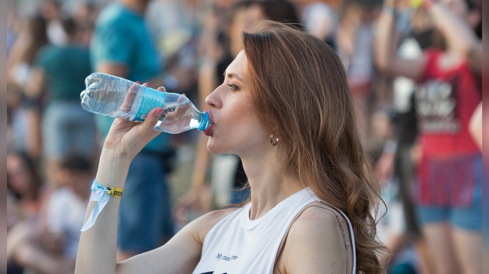 Konzertsommer in Deutschland: So beugt man Dehydration vor