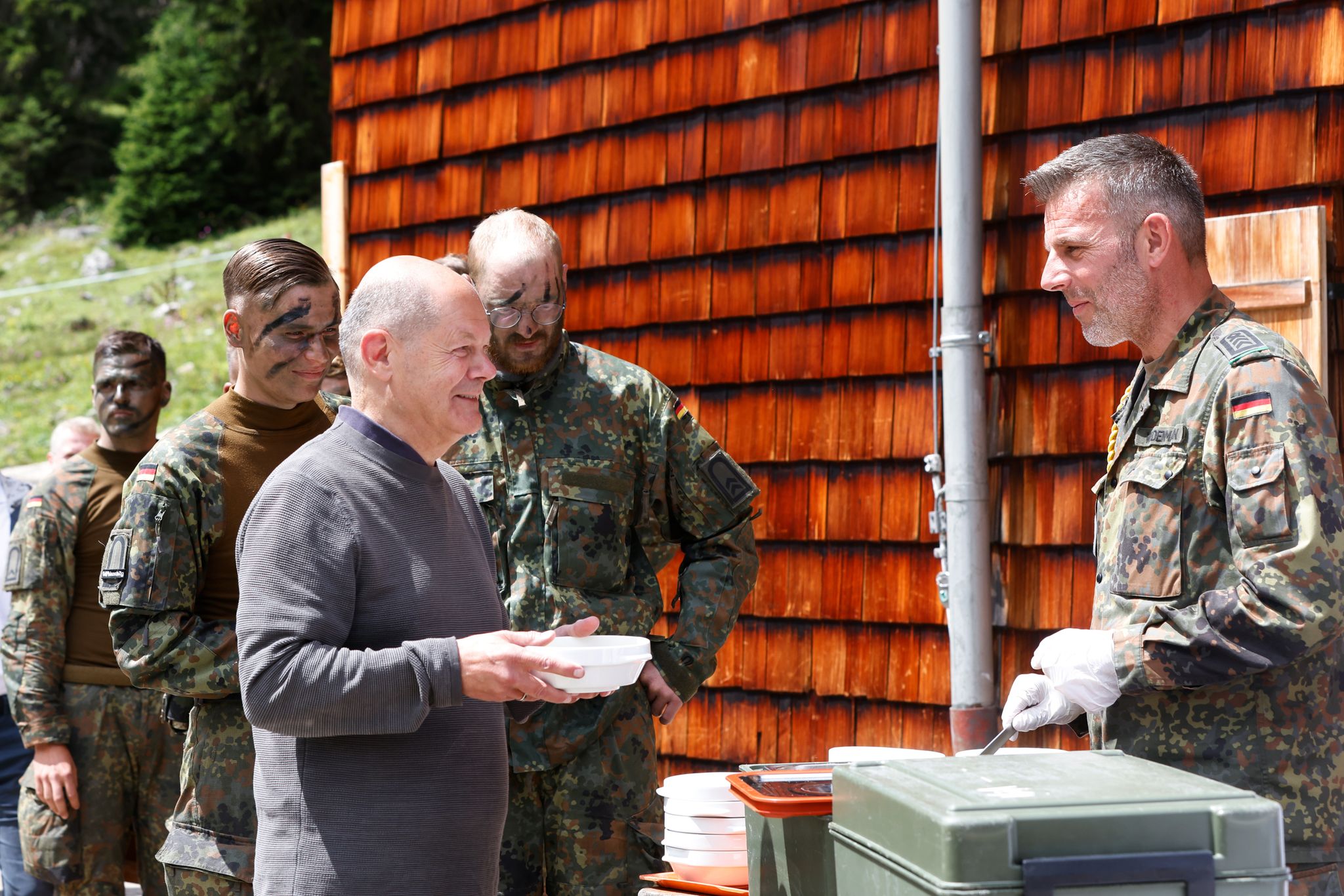 Olaf Scholz verteidigt Bundeswehr-Budget bei Truppenbesuch