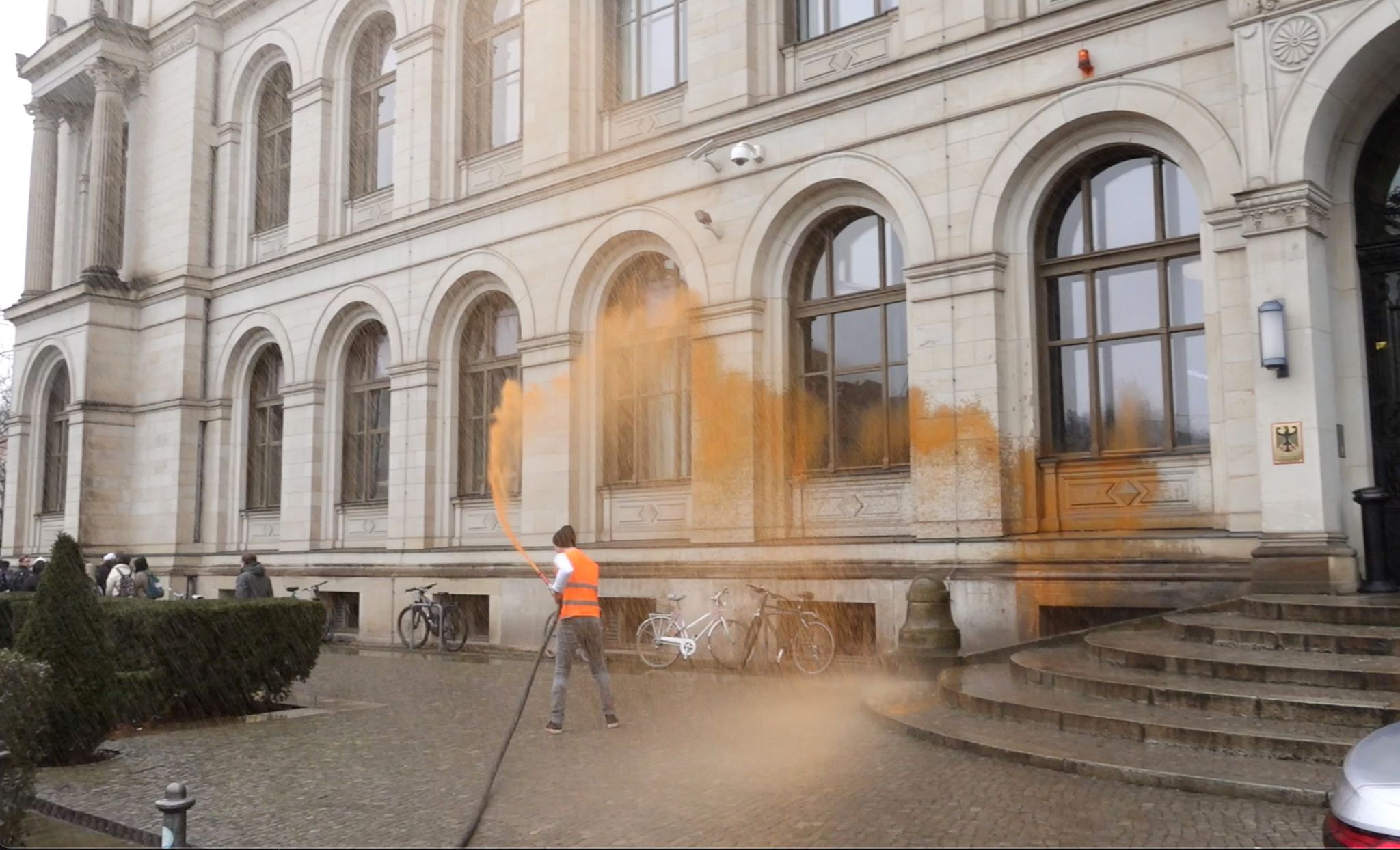 Haftstrafe für Klimaaktivistin nach Farbattacken