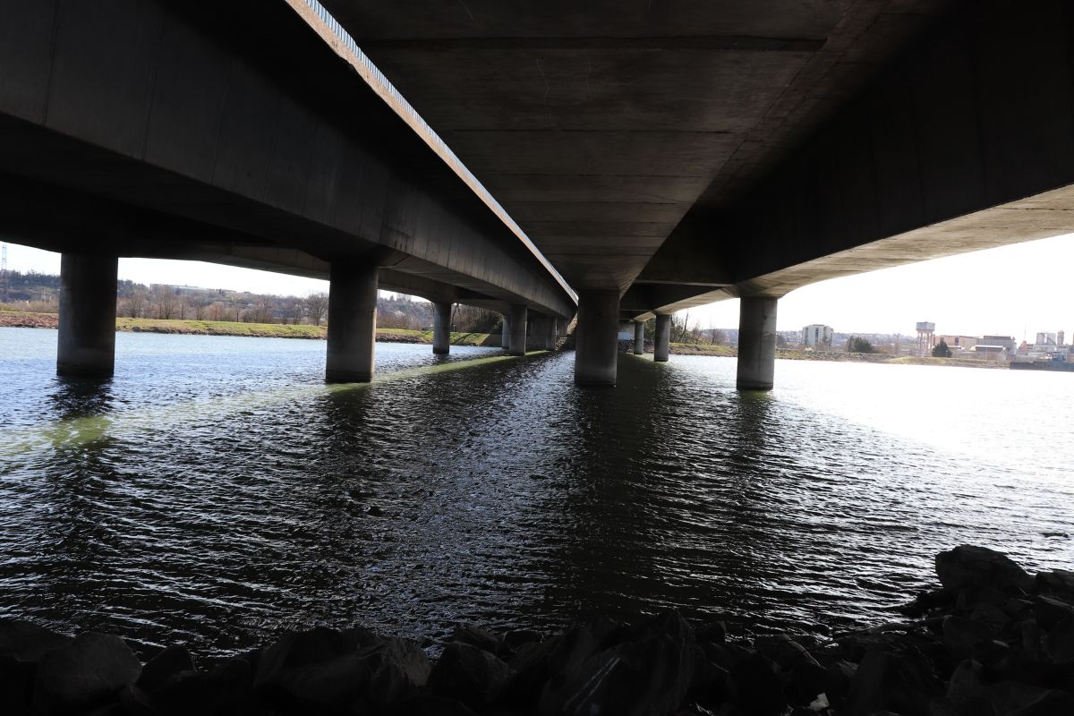 Flut reißt Autobahnbrücke weg: 12 Tote, 31 Vermisste