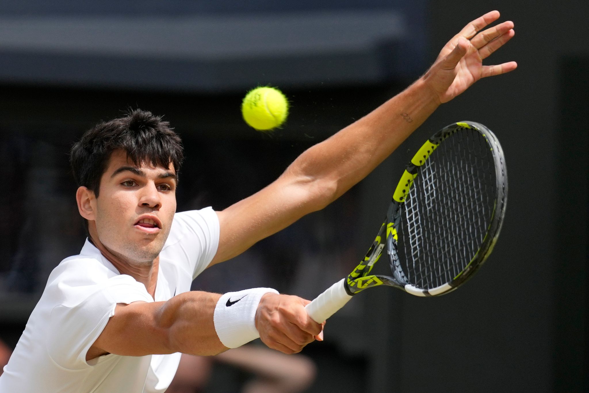 Carlos Alcaraz im Wimbledon-Halbfinale gegen Medwedew behauptet,Chance auf zweiten Sieg.