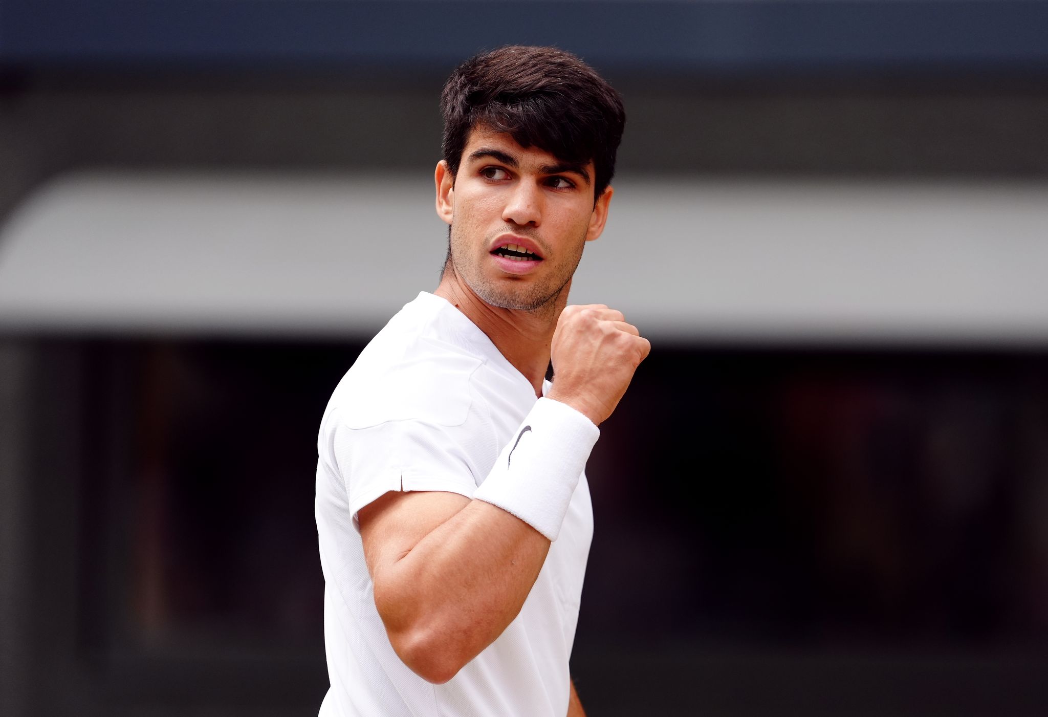 Carlos Alcaraz triumphiert in Wimbledon gegen Djokovic