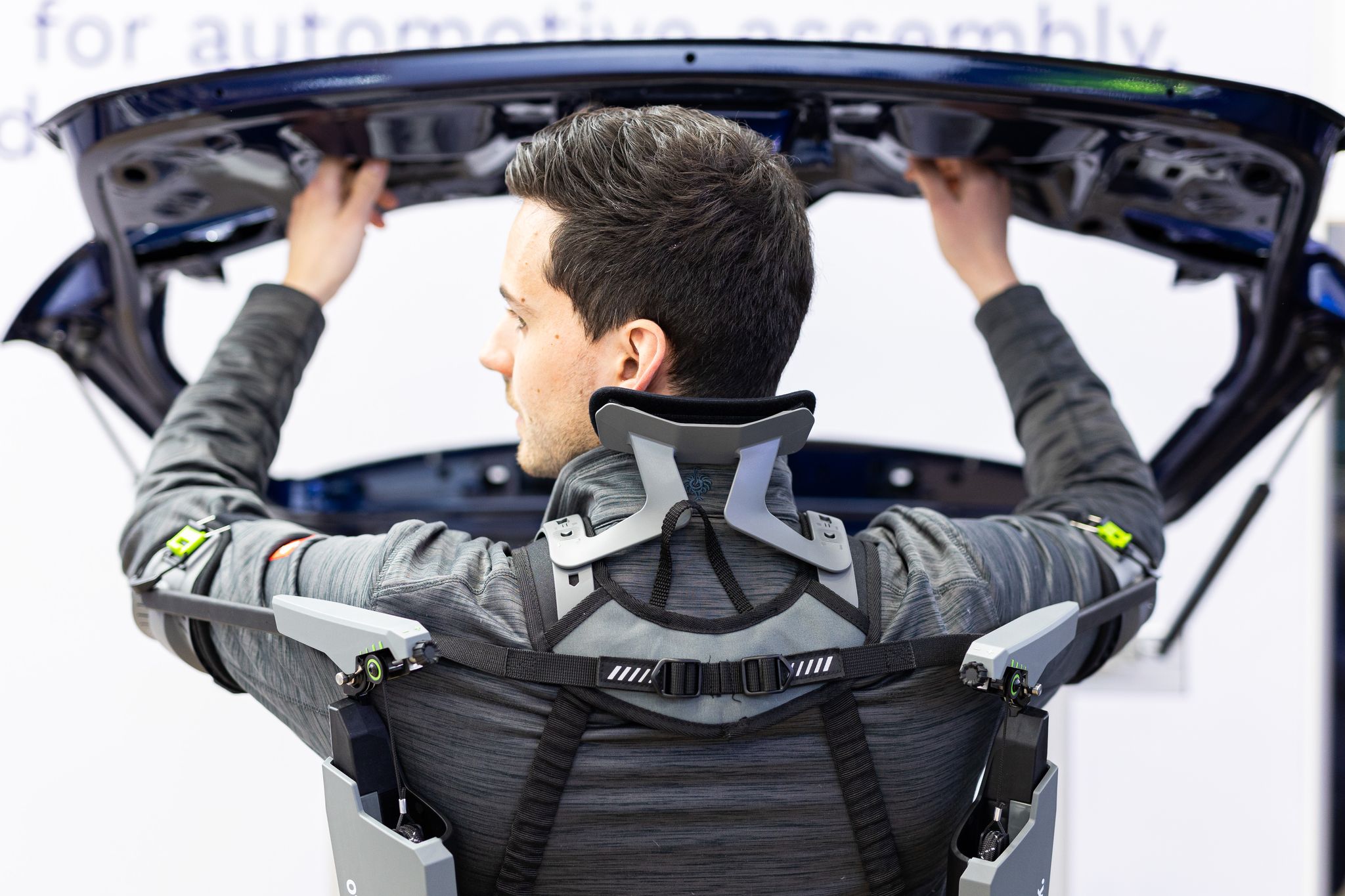 MAN greift Mitarbeitern mit Exoskeletten unter die Arme