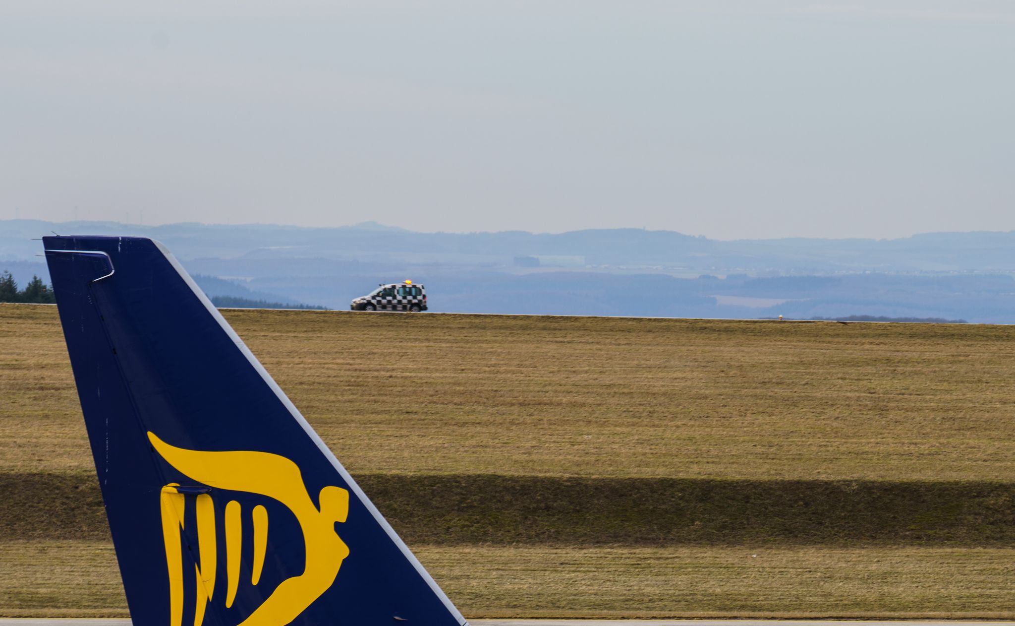 Ryanair verzeichnet Gewinnrückgang und warnt vor niedrigeren Ticketpreisen