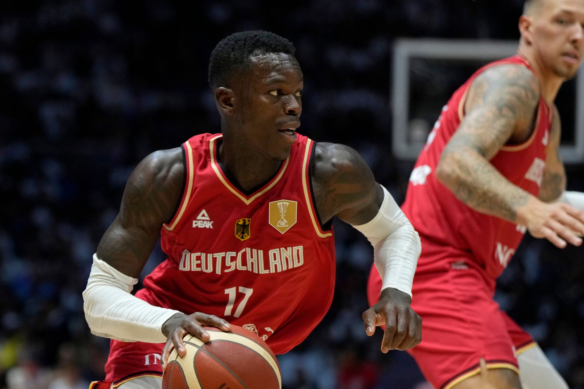 Deutscher Basketball-Star Dennis Schröder trägt deutsche Fahne bei Olympia