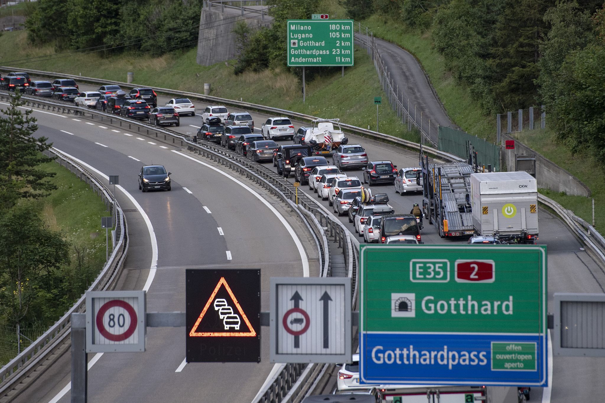 Stau am Gotthard Vorgeschmack auf Ferienbeginn