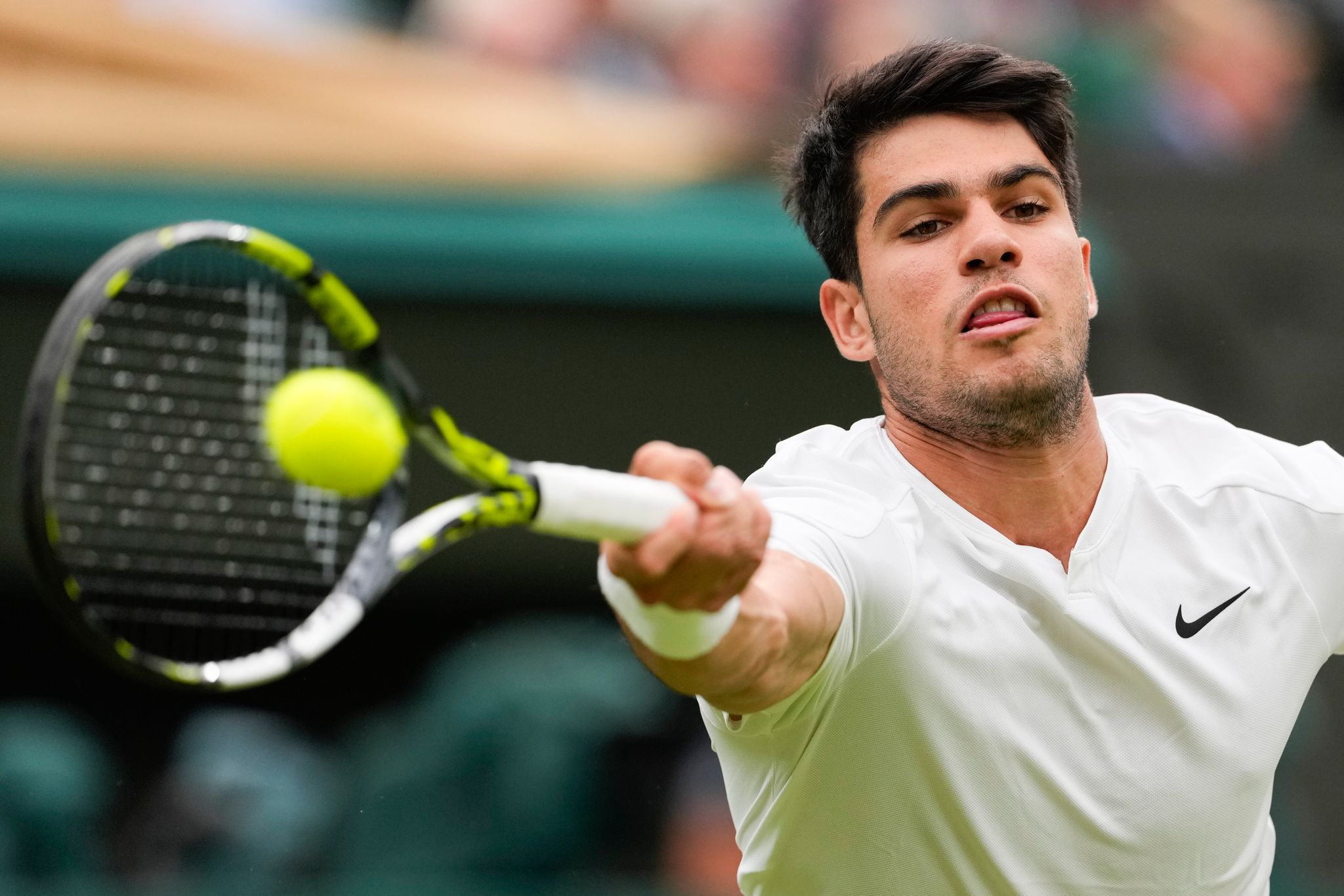 Alcaraz ringt Tiafoe nieder, triumphiert nach fünf Sätzen in Wimbledon