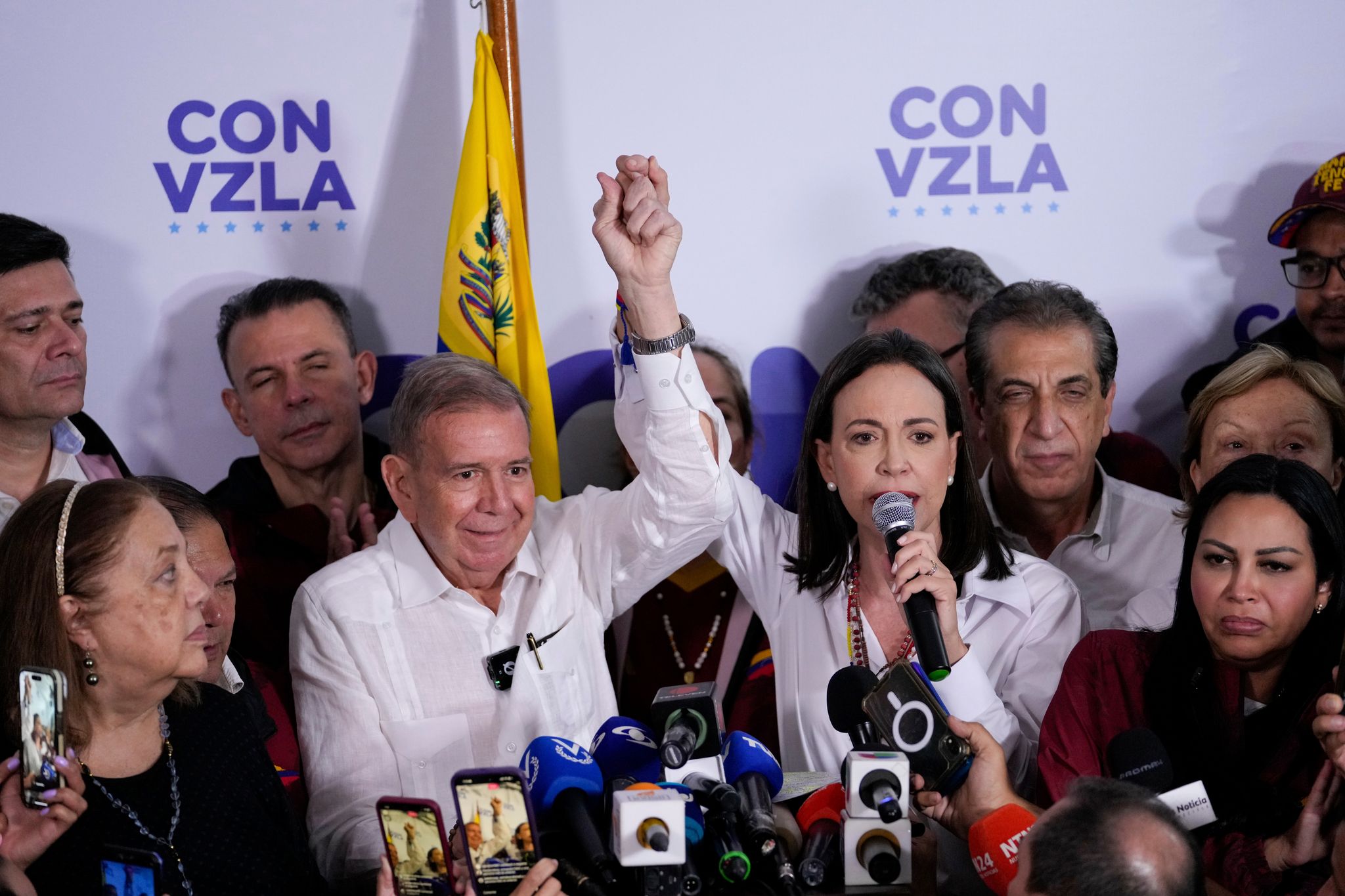 Venezuelas Opposition reklamiert Sieg in allen Bundesstaaten