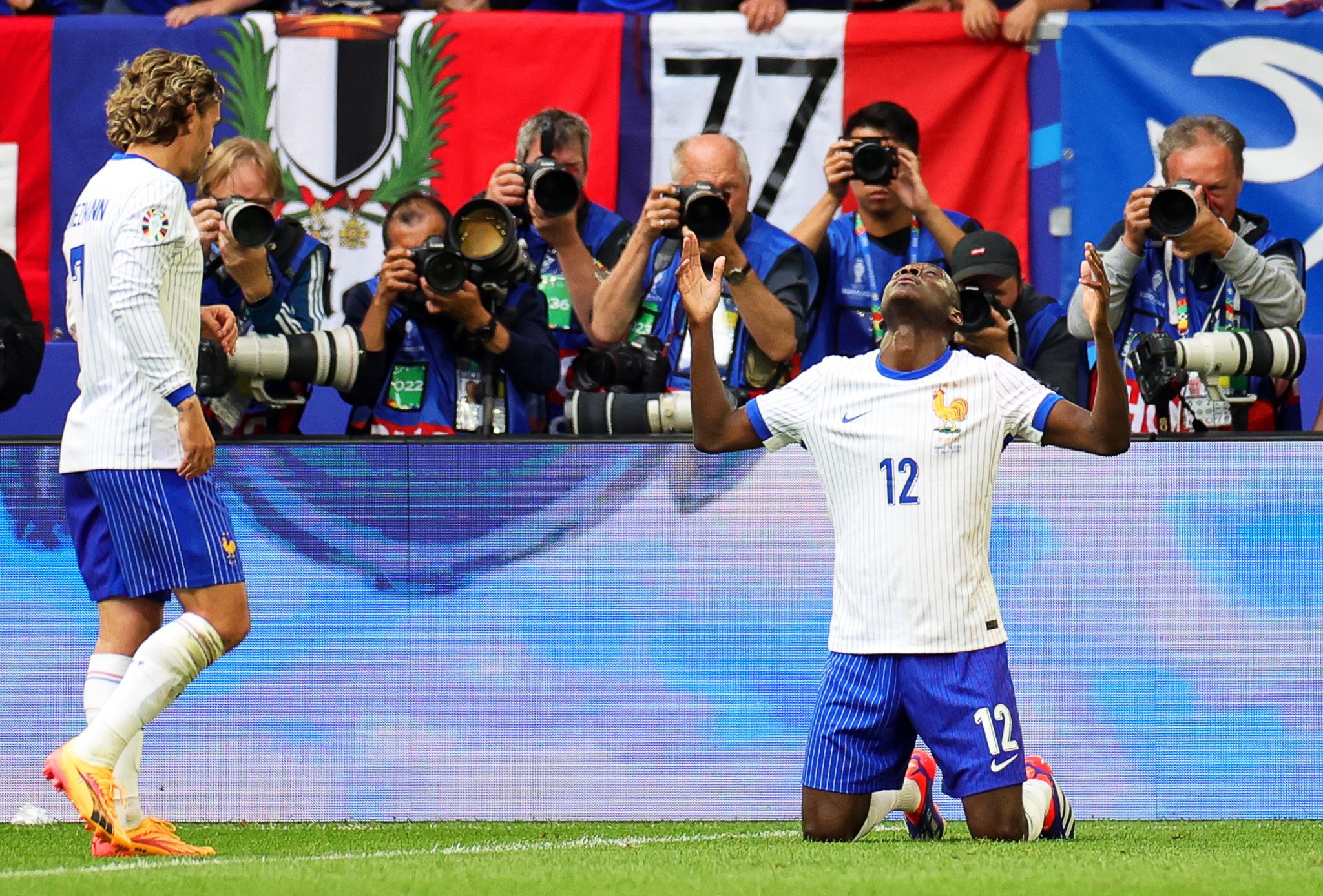 Minimalisten-Fußball: Frankreich zittert sich ins Viertelfinale