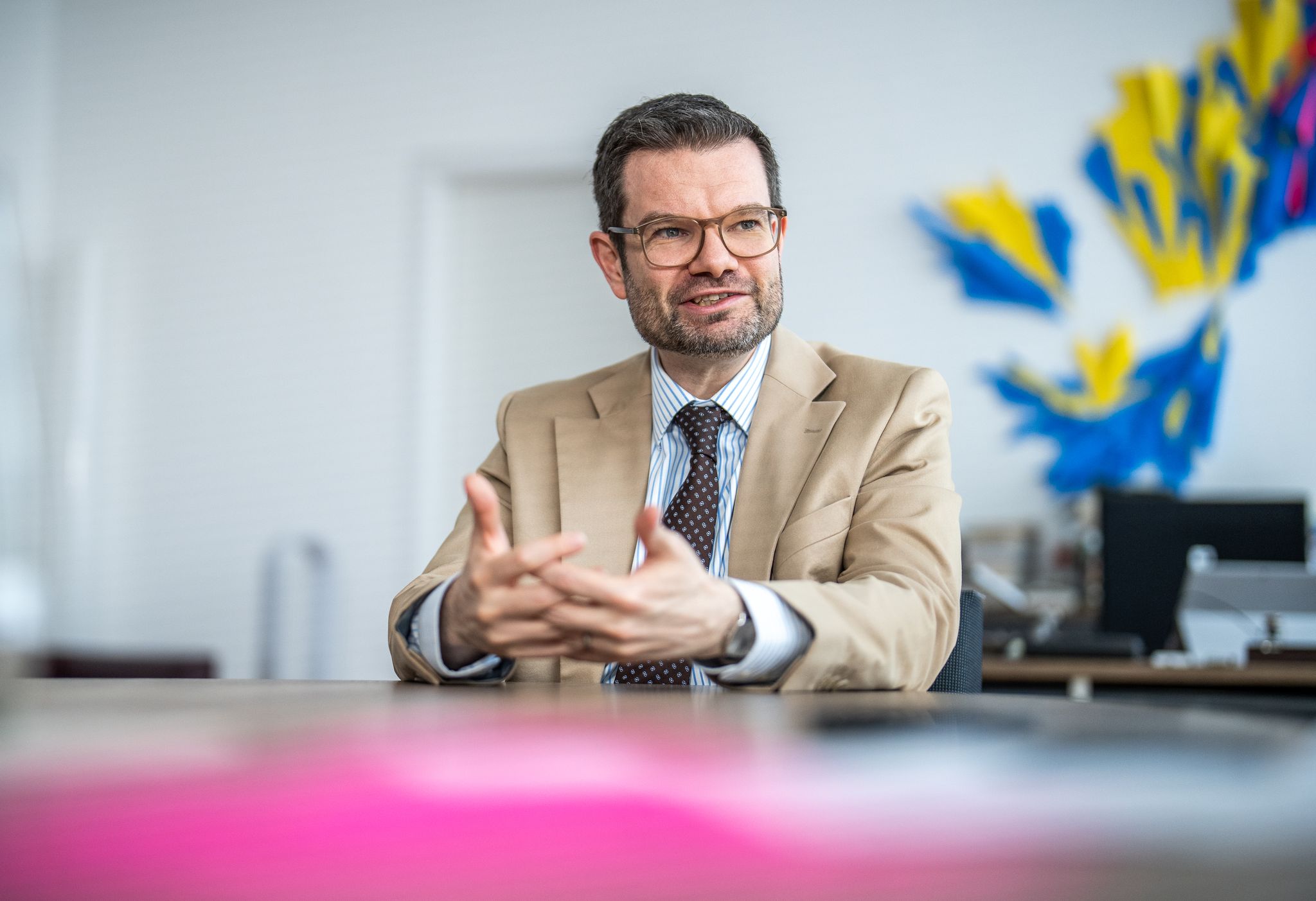 Buschmann gegen bundeseinheitliche Regelung für elektronische Fußfesseln