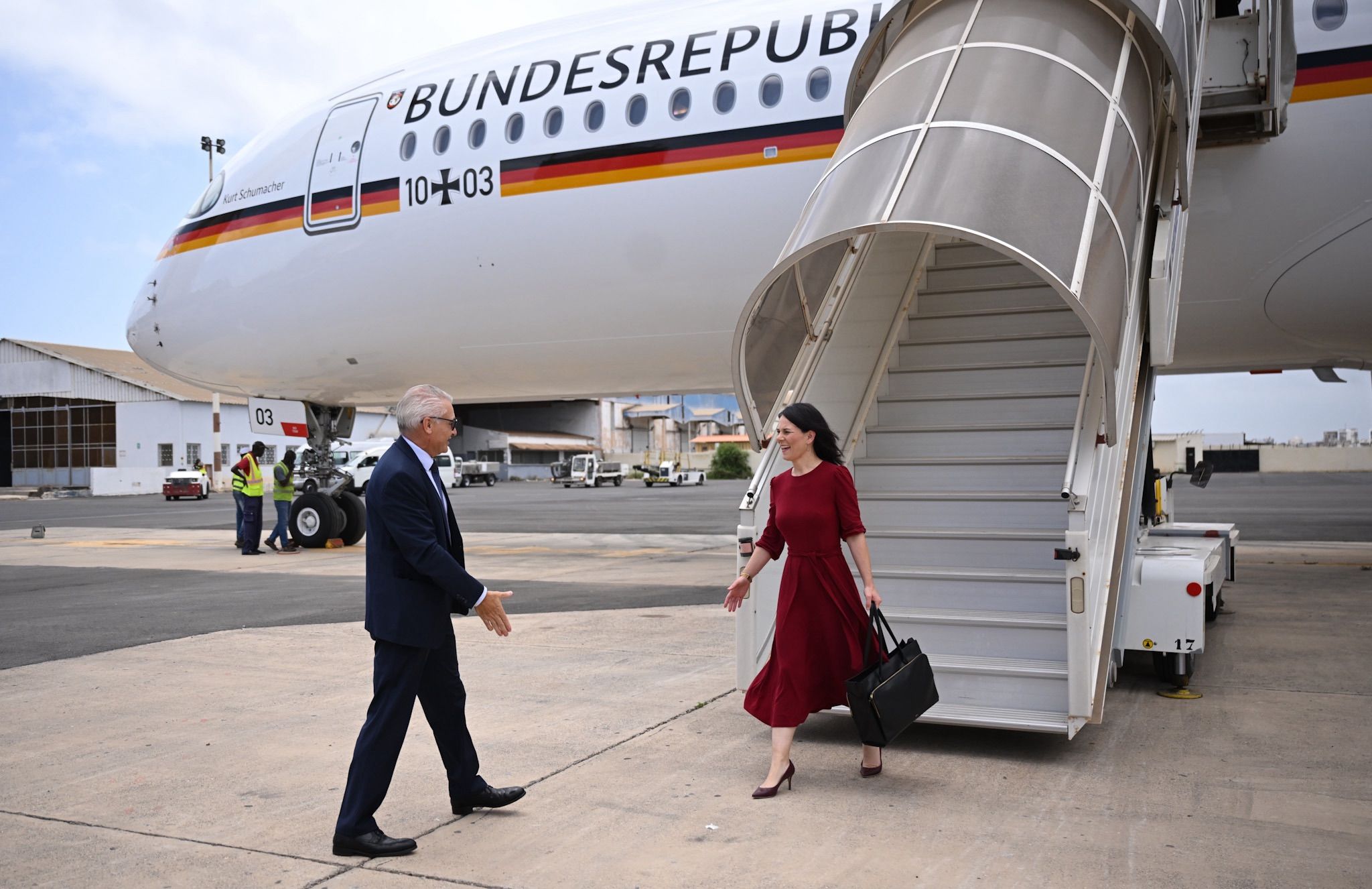 Baerbock besichtigt Elektrobus-System in Dakar im Senegal