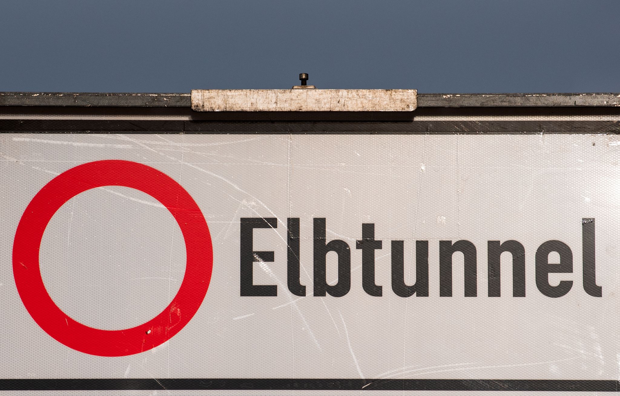 Stau bei Elbtunnel nach Lkw-Brand – eine Röhre noch gesperrt