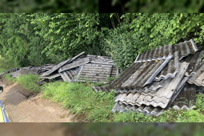 Illegal entsorgte Asbestplatten: Polizei ermittelt und sucht Verursacher