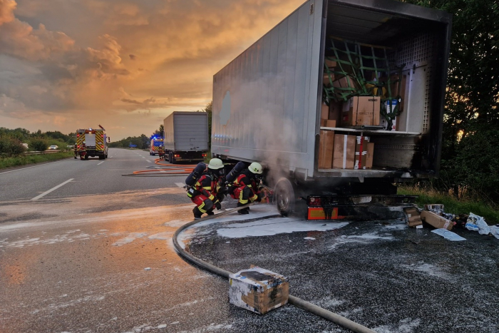 Leezen: Feuer im Anhänger auf BAB 21