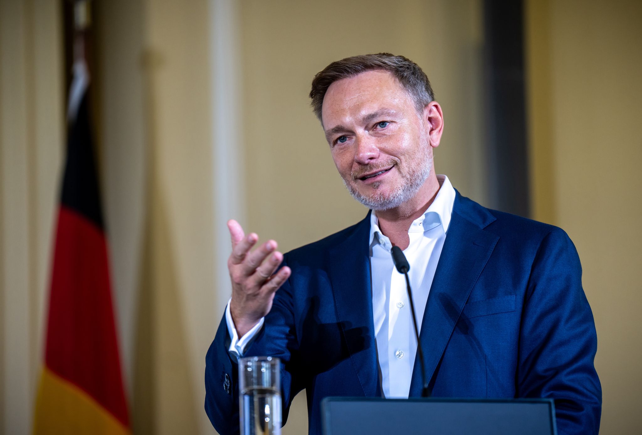 Lindner will Kredite für Straßen und Schiene streng prüfen