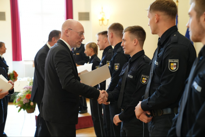 Neubrandenburg: 91 junge Polizistinnen und Polizisten verstärken die Landespolizei MV