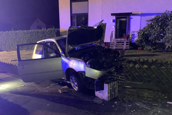 Schauenburg: VW Lupo kracht in Zäune und Mauer