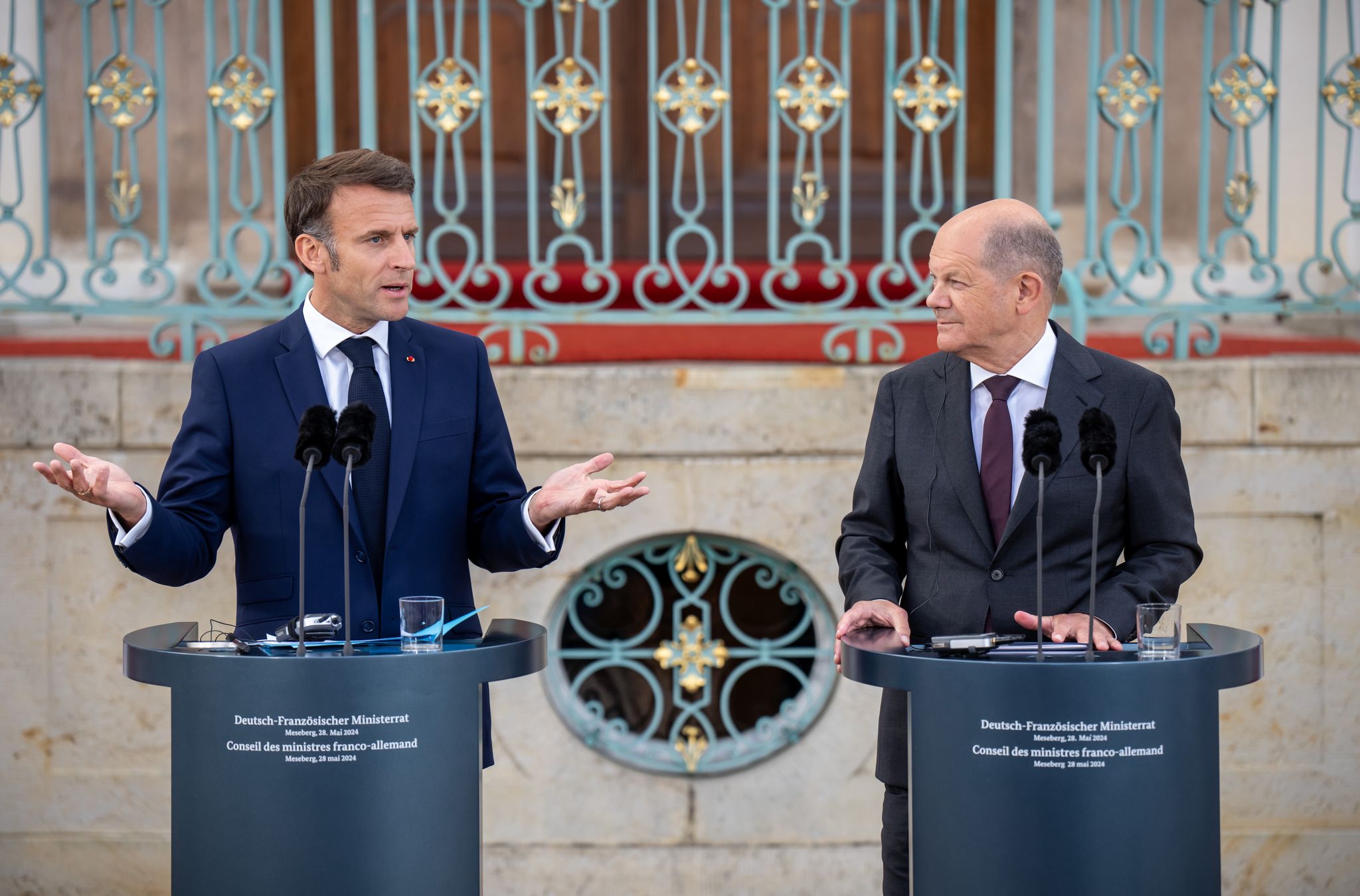 Scholz: Jeden Tag SMS mit Macron