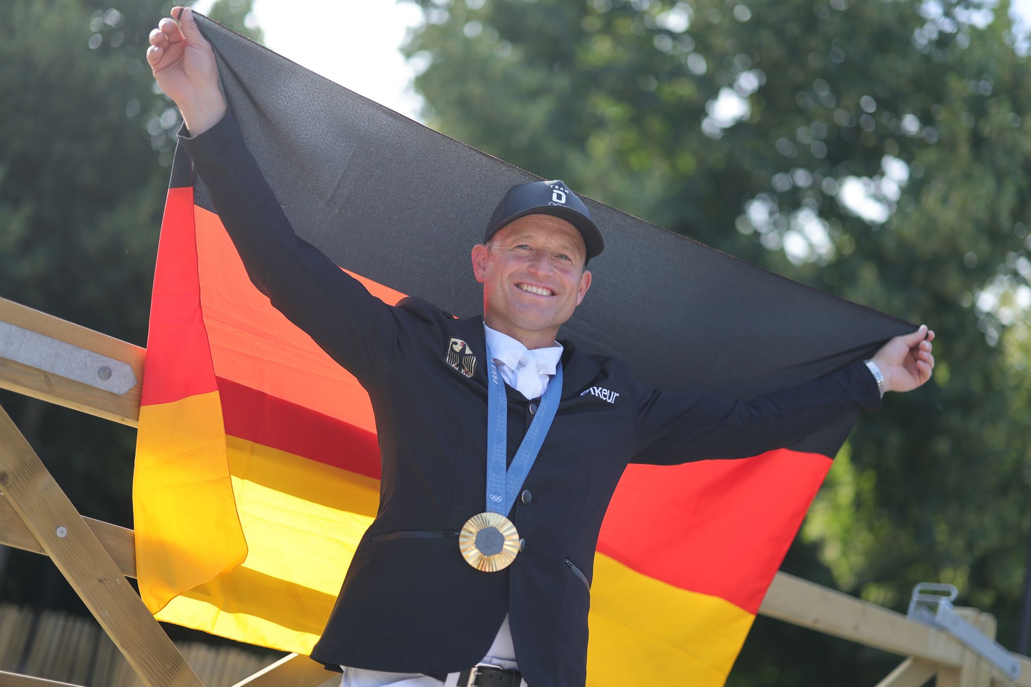 Jungs Gold-Feier mit kleiner Verzögerung
