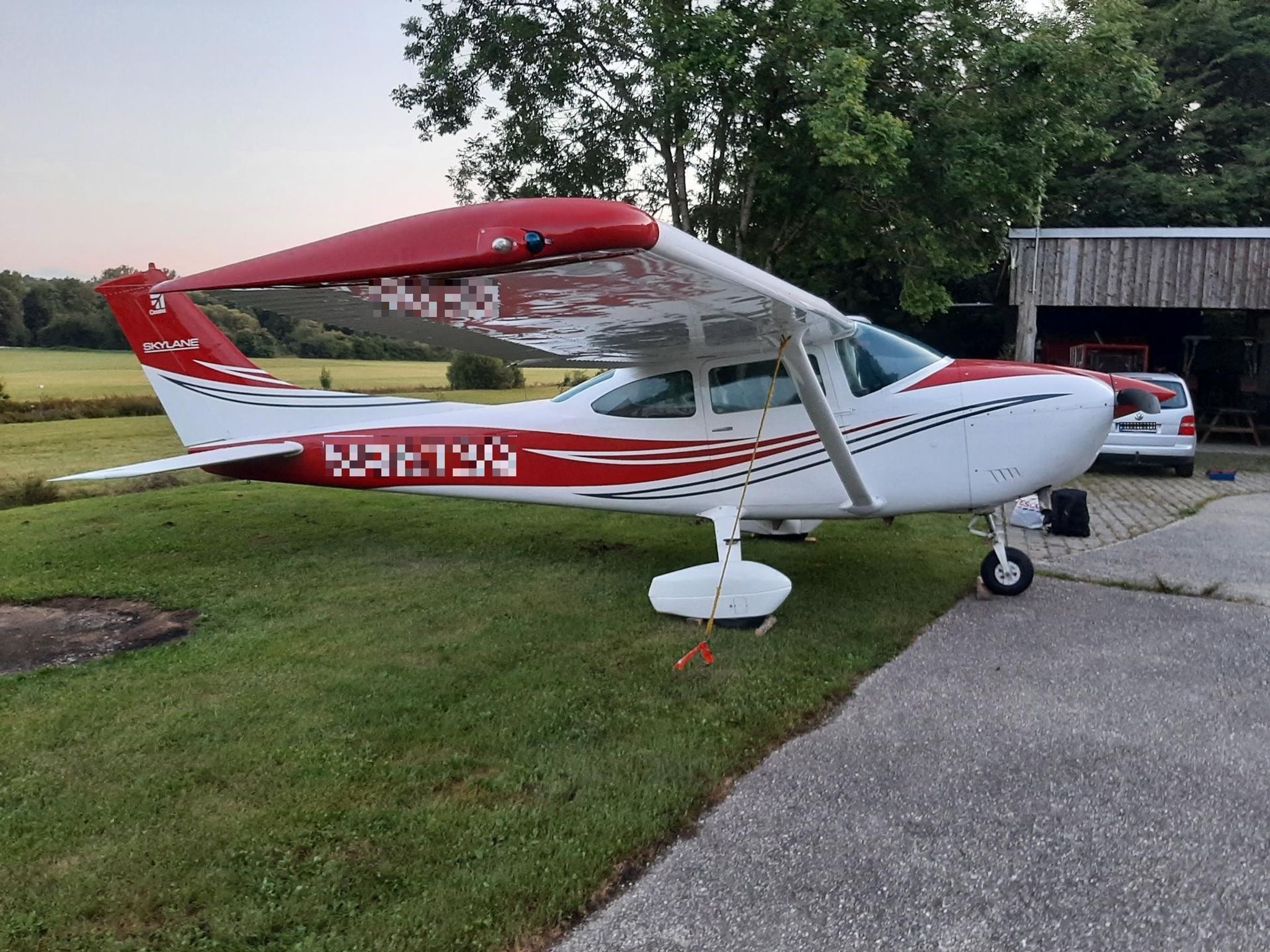 Pilot schleust vier Migranten mit Flugzeug ein