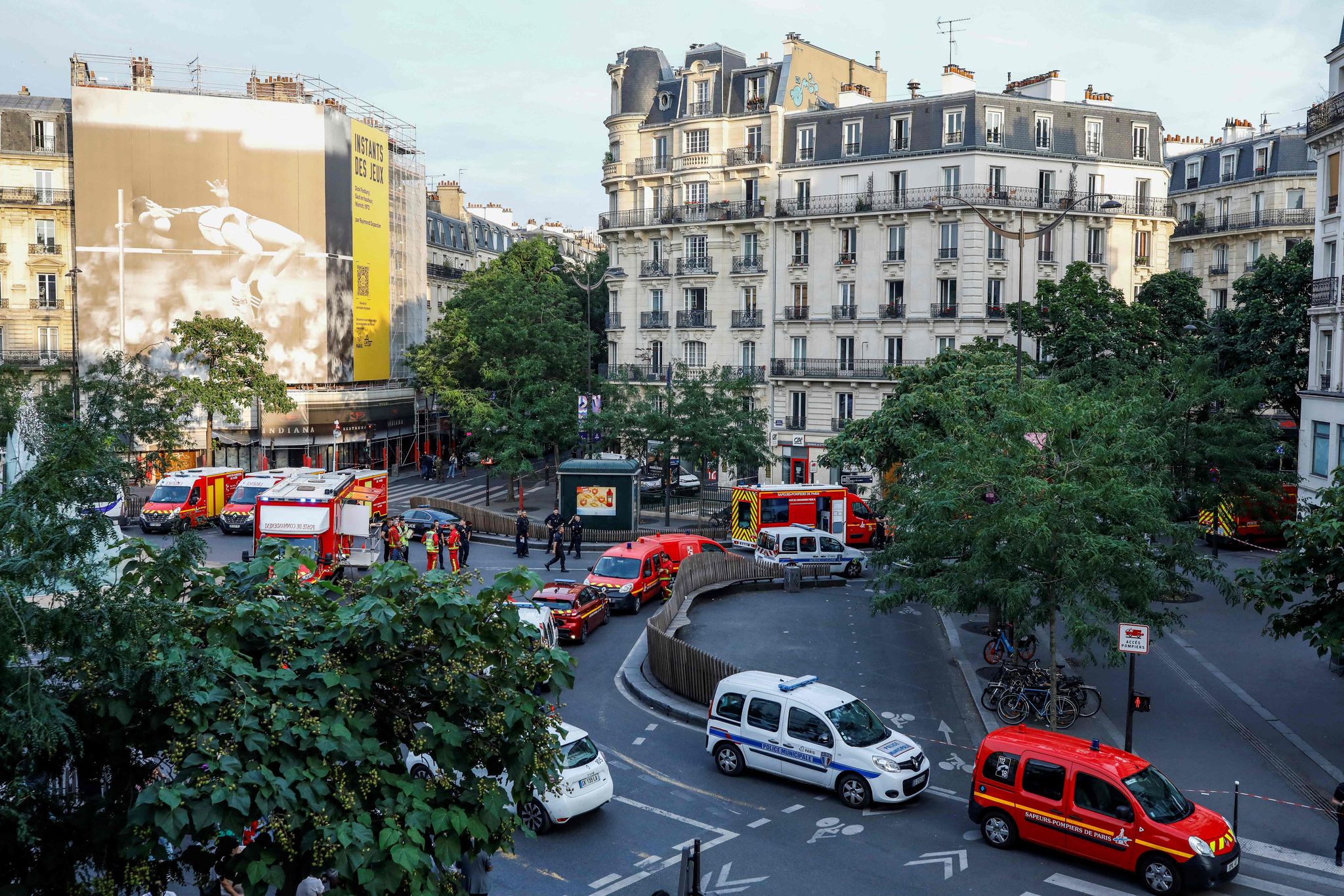 Auto rast in Pariser Restaurant – Ein Toter und Verletzte