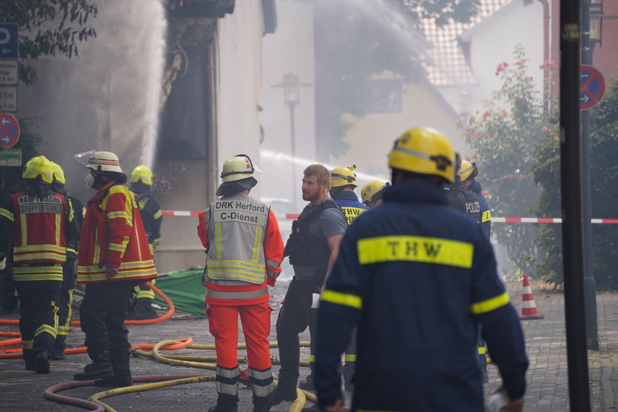 Feuer in Bar: Polizei ermittelt nach Explosion, Großaufgebot vor Ort