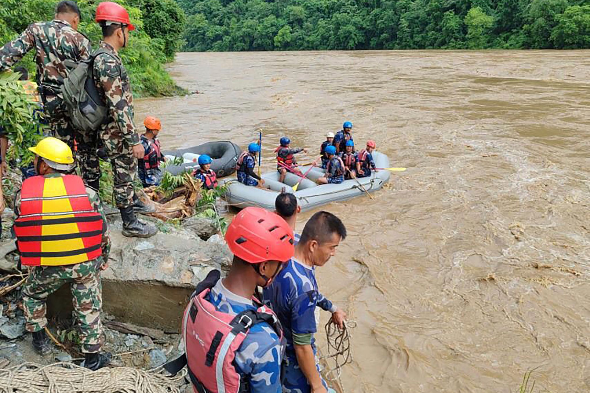 Hangrutsch in Nepal: Mindestens 60 Vermisste nach Busunglück