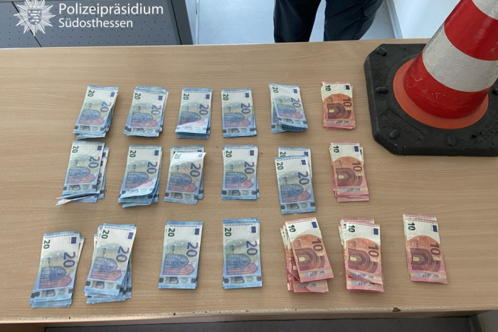 Würzburg: Autobahn 3, Verkehrsunfall mit „Prop Copy“-Geldscheinen