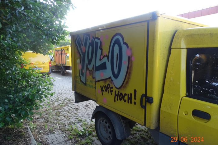 Trittau: Deutsche Post E-Fahrzeuge mit Graffiti beschmiert