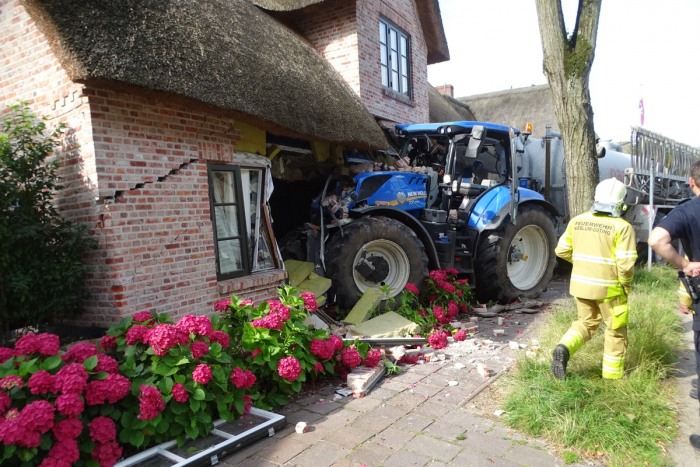 Wyk auf Föhr: Traktor kollidiert mit Gebäude
