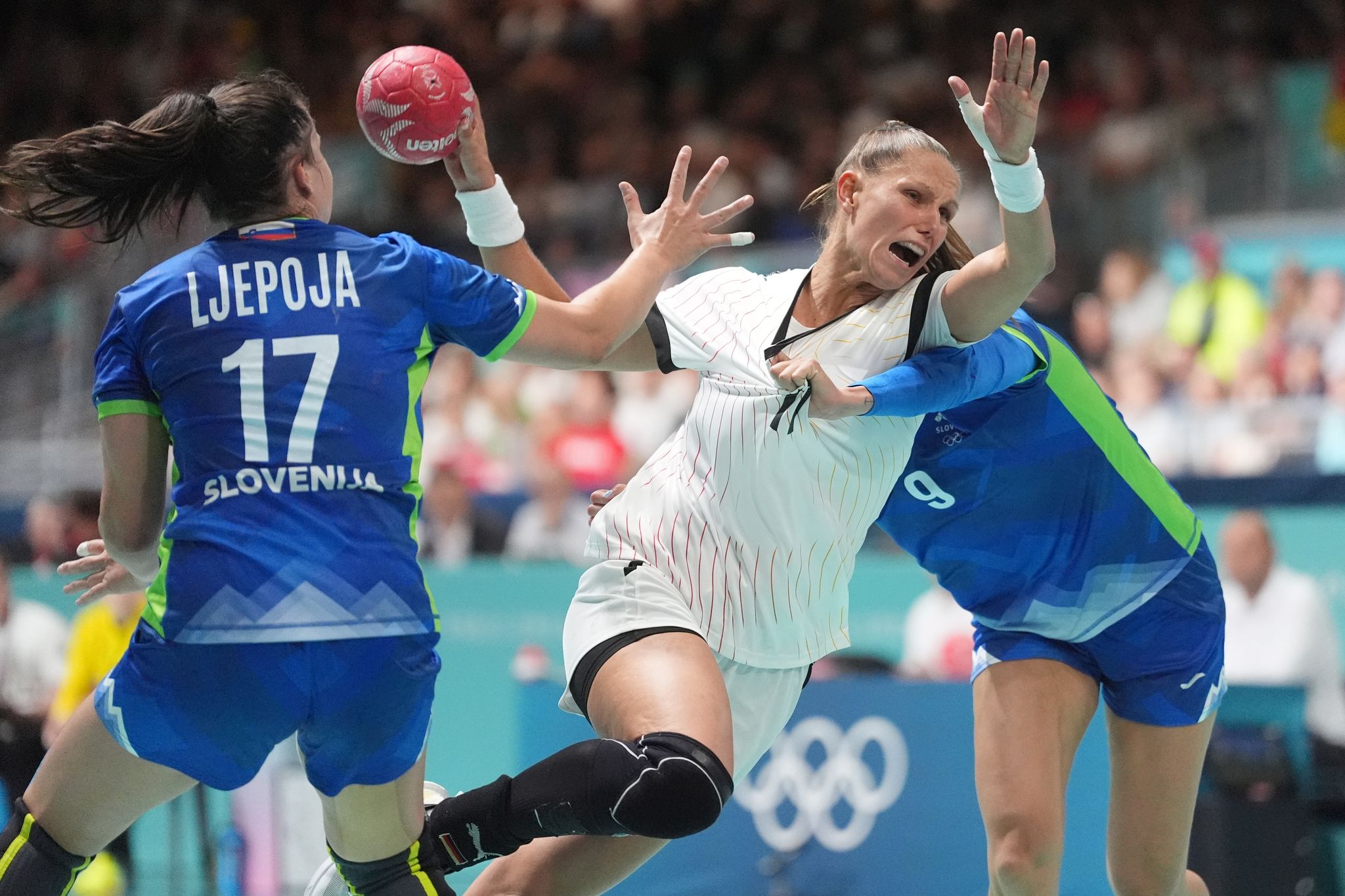 Kantersieg: Handballerinnen kommen Viertelfinale näher
