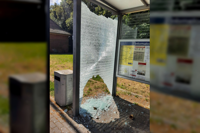 Schwerin: Unbekannte beschädigen Wetterunterstand am Bahnhof Plate