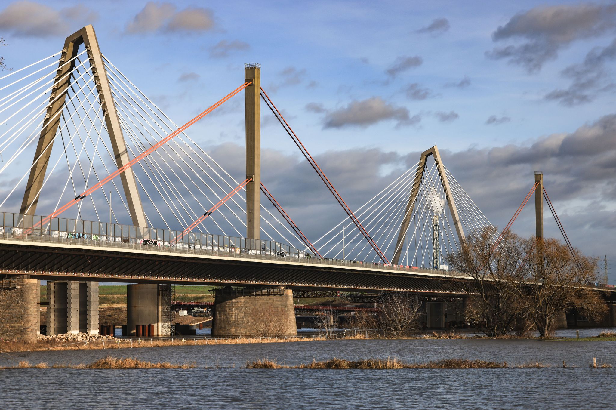 Arbeitsunfall an Leverkusener Brücke: Toter und Verletzte