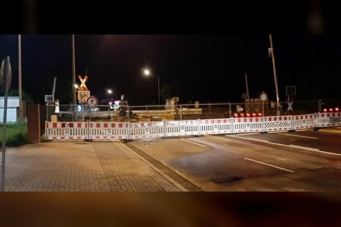 Neumünster: Zwei Männer überwinden Absperrungen am Bahnübergang